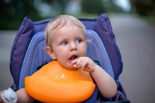 Een Kleine Schattige Baby Eet Een Kinderwagen Van Baby — Stockfoto