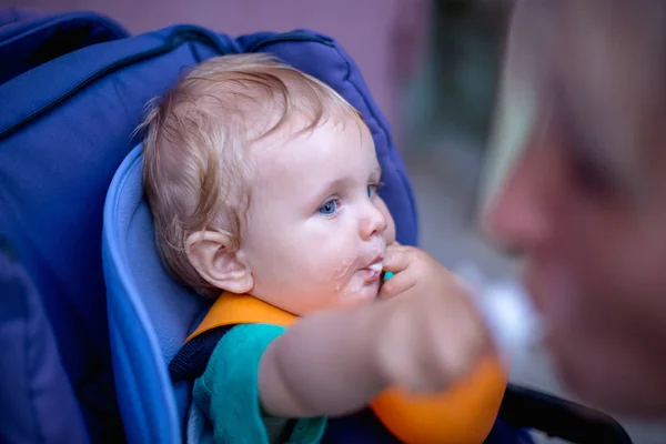 Pequeño Bebé Lindo Come Cochecito —  Fotos de Stock