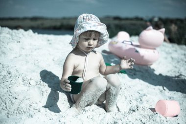 Plajda oynayan küçük çocuk.