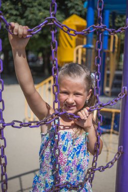 Oyun yaz içinde küçük kız.