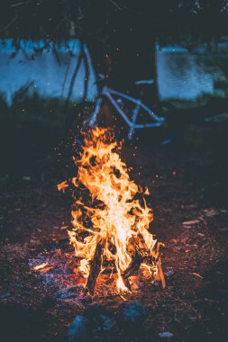 Kamp ateşi ve bisiklet içinde belgili tanımlık geçmiş.