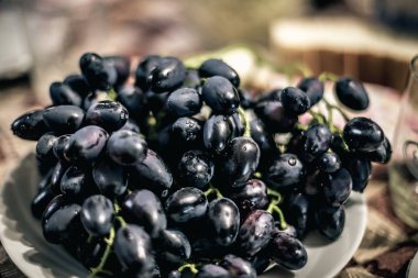 Siyah bir plaka üzerinde üzüm.