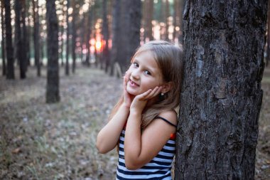 Yaz aylarında çam ormanı içinde güzel küçük kız