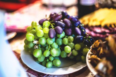 Siyah ve beyaz bir plaka üzerinde üzüm.