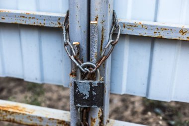 Eski asma kilit ve zincir kapısı.