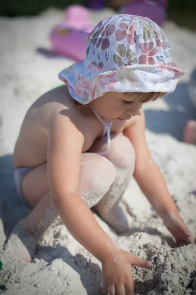 Criança Brincando Praia — Fotografia de Stock
