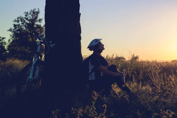 Woman Helmet Sitting Sunset Her Bicycle — Stock Photo, Image