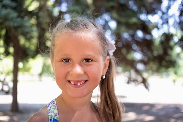 Πορτρέτο Του Χαμογελαστό Κοριτσάκι Χωρίς Ένα Δόντι — Φωτογραφία Αρχείου