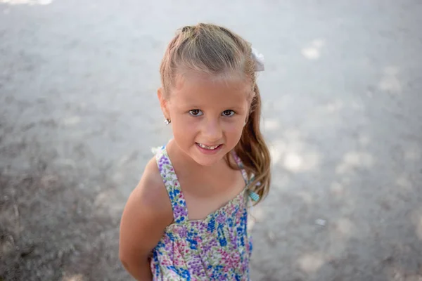 Retrato Una Niña Sonriente Sin Diente —  Fotos de Stock