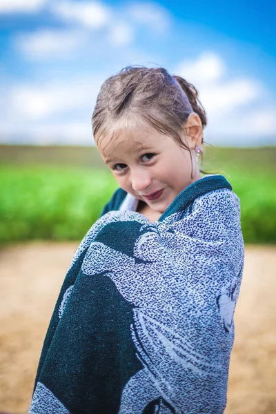 Schattig Meisje Aan Oever Van Vijver Een Handdoek — Stockfoto