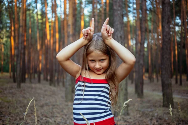 Hermosa Niña Bosque Pinos Verano —  Fotos de Stock