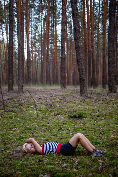 Menina Bonita Floresta Pinheiros Verão — Fotografia de Stock