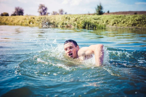 Jongeman Die Rivier Zwemt — Stockfoto