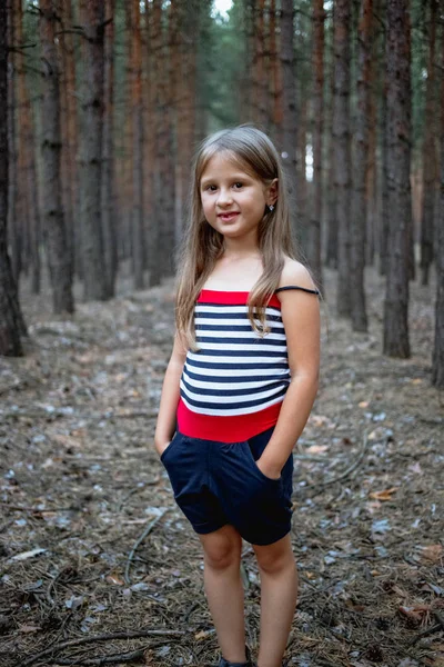 Menina Bonita Floresta Pinheiros Verão — Fotografia de Stock