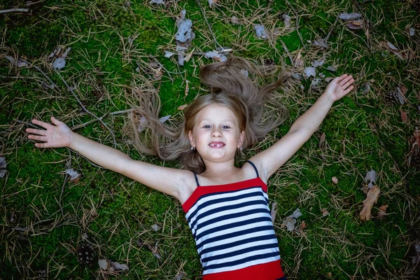 Красивая Маленькая Девочка Сосновом Лесу Летом — стоковое фото