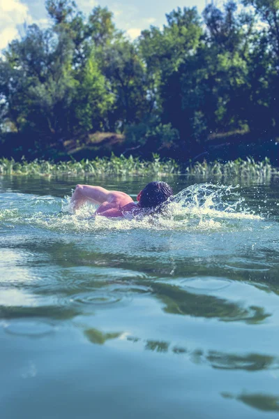 Joven Nadando Río —  Fotos de Stock