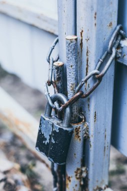 Eski asma kilit ve zincir kapısı.