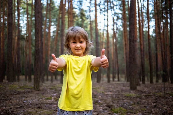 Niña Con Pulgares Bosque Pinos Verano —  Fotos de Stock