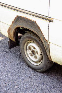 Eski bir araba parçası. Standartların altında onarım. Paslı gövde parçası.