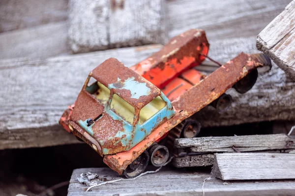 Старая Металлическая Ржавая Игрушечная Машина — стоковое фото