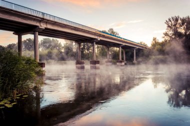 Sabah erkenden. Su üzerinde köprü nehir ve sis üzerinde.