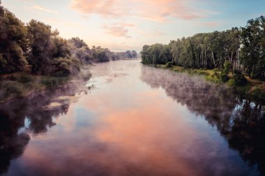 Sis su üzerinde ile yaz aylarında nehir üzerinde muhteşem gündoğumu.