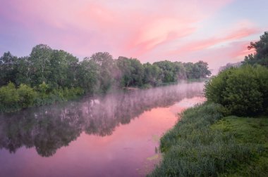 Sis su üzerinde ile yaz aylarında nehir üzerinde muhteşem gündoğumu.