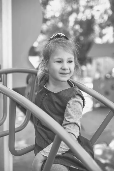 Niña Linda Patio Recreo Verano Monocromo Foto Estilo Antiguo —  Fotos de Stock