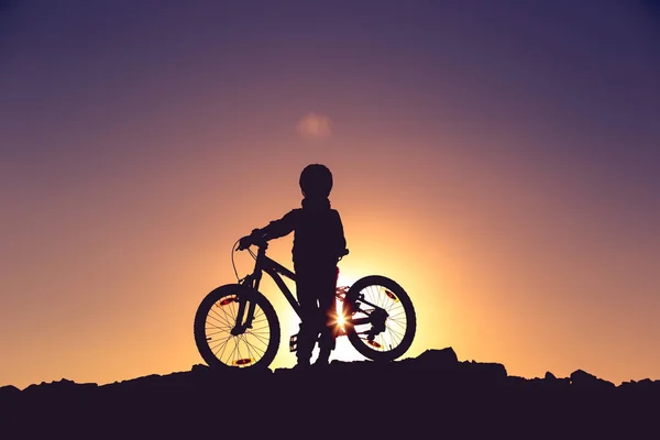 Silhouet Van Een Klein Meisje Met Een Fiets Bij Zonsondergang — Stockfoto