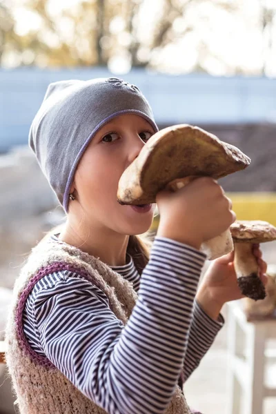 Menina Tentando Comer Grande Cogumelo Comestível Cru — Fotografia de Stock