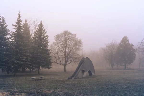 Пустая Детская Площадка Туманное Осеннее Утро — стоковое фото