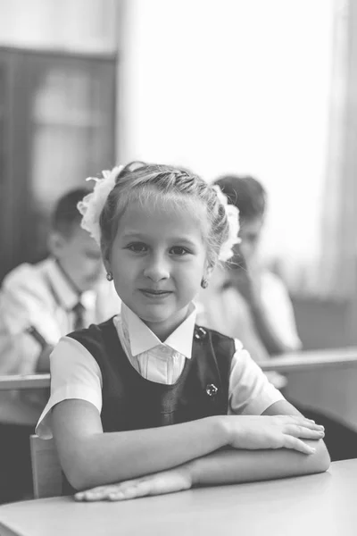 Uma Menina Bonita Senta Mesa Escola Primeiro Dia Escola Velho — Fotografia de Stock