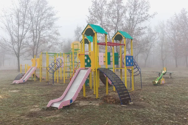 霧の秋の朝の子供の遊び場を空に — ストック写真