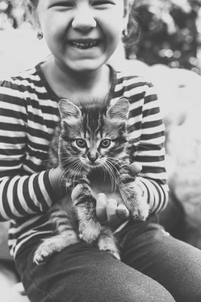 Menina Bonito Com Gatinho Velho Estilo Monocromático Foto — Fotografia de Stock