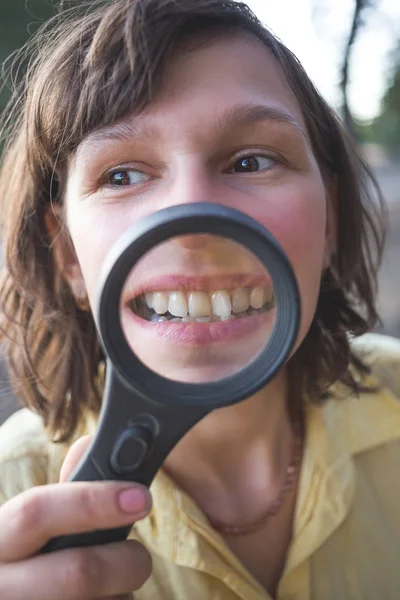 Mulher Com Lupa Mostra Seus Dentes Tortos — Fotografia de Stock