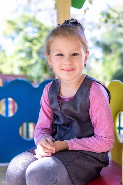 Pequena Menina Bonito Parque Infantil Verão — Fotografia de Stock