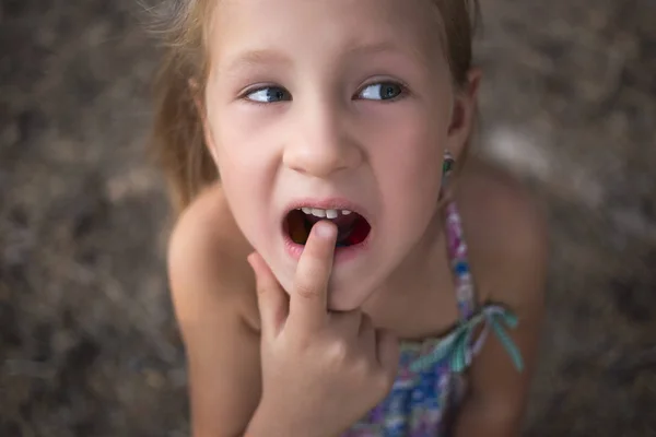 Niña Señala Con Dedo Diente Bebé Tambaleante —  Fotos de Stock