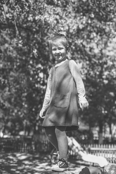 Niña Linda Patio Recreo Verano Monocromo Foto Estilo Antiguo —  Fotos de Stock