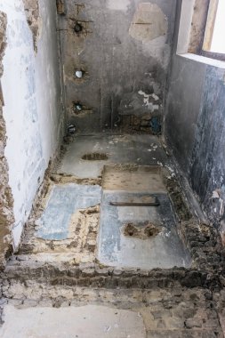 Aşırı büyümüş okul binası terk edilmiş.