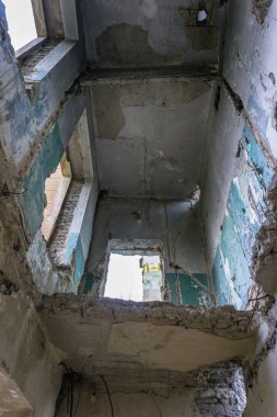 Aşırı büyümüş okul binası terk edilmiş.