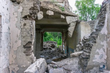 Aşırı büyümüş okul binası terk edilmiş.