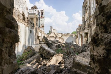 Aşırı büyümüş okul binası terk edilmiş.