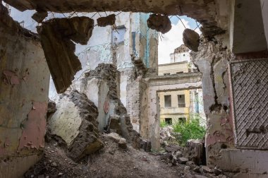 Aşırı büyümüş okul binası terk edilmiş.