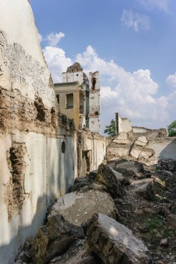 Aşırı büyümüş okul binası terk edilmiş.