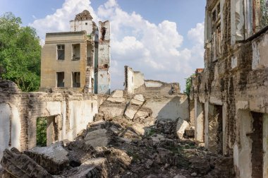 Aşırı büyümüş okul binası terk edilmiş.