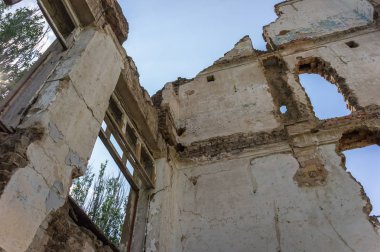 Aşırı büyümüş okul binası terk edilmiş.