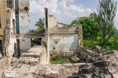 Aşırı büyümüş okul binası terk edilmiş.