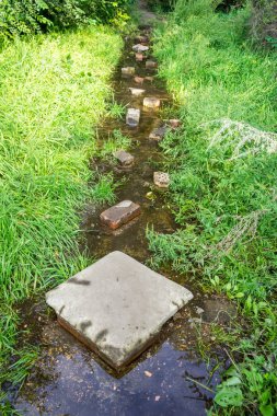 Yaz aylarında su dolu yolu. Günlük engeller kavramı. Amaçlanan hedefe ulaşmak için zor bir yolu aşmak. Başarı için yolda zorluklar