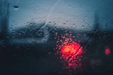 Gece araba penceresinde üzerinde yağmur damlaları