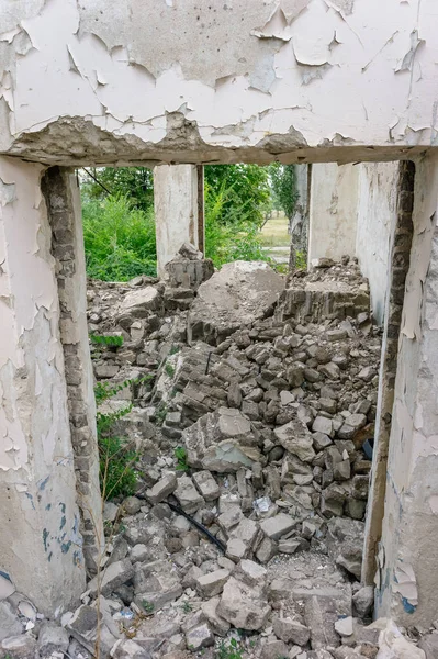 Oude Verlaten Overwoekerd Schoolgebouw — Stockfoto